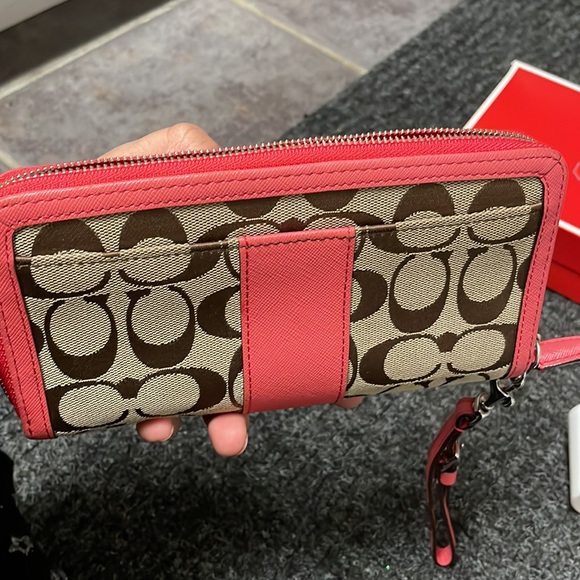 Coach wristlet with original box and fabric cleaner - Picture 7 of 11
